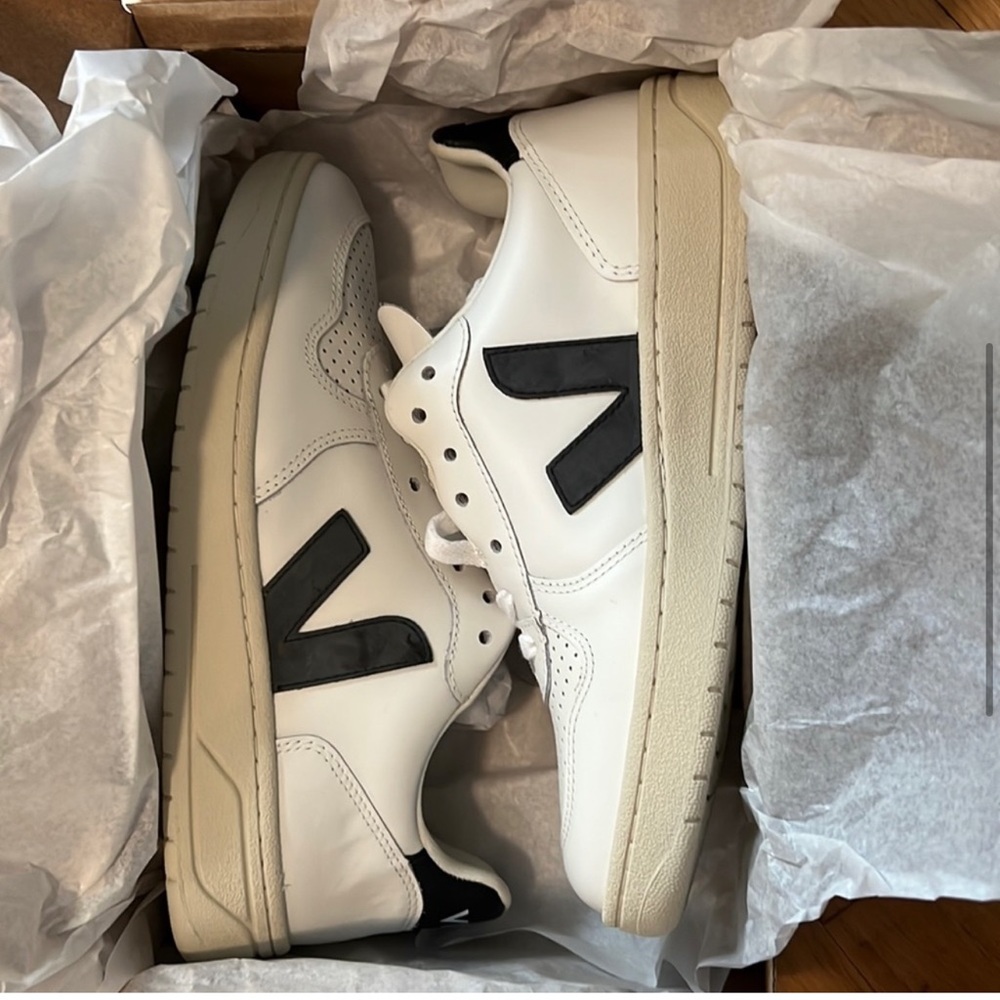 Veja V-10 Sneakers, size 7